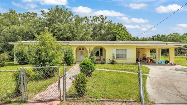 a view of a house with backyard and porch