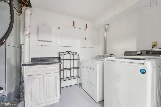 a view of a house with backyard and a tree