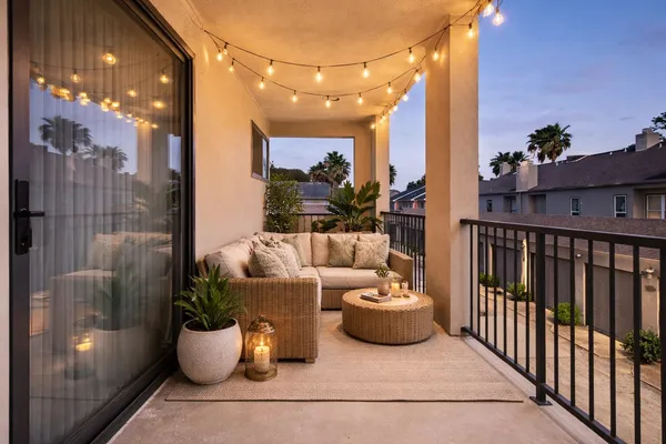 a picture of a book shelf