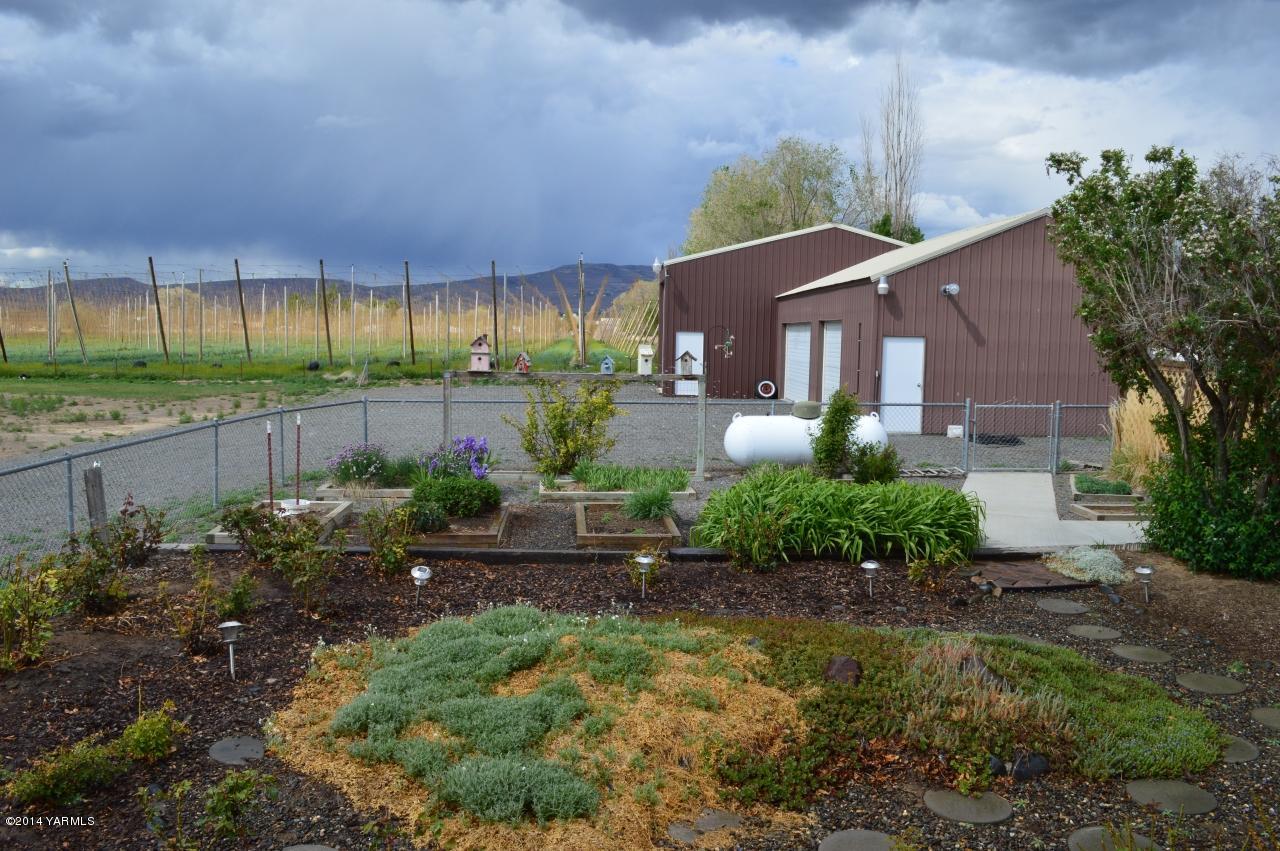 7007 Bell Road Yakima, WA 98901 - Photo 2 of 15 a front view of a house with a garden