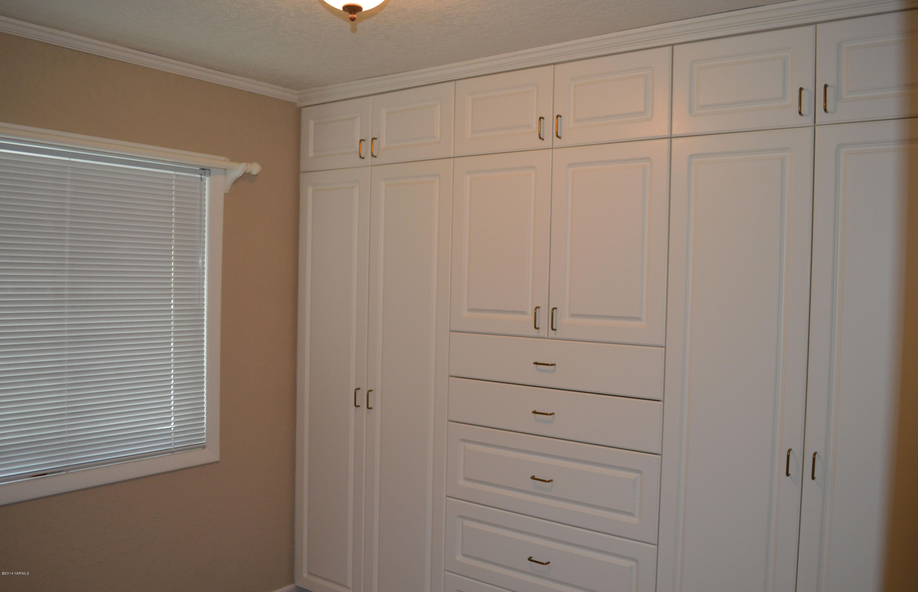 7007 Bell Road Yakima, WA 98901 - Photo 11 of 15 a view of a closet