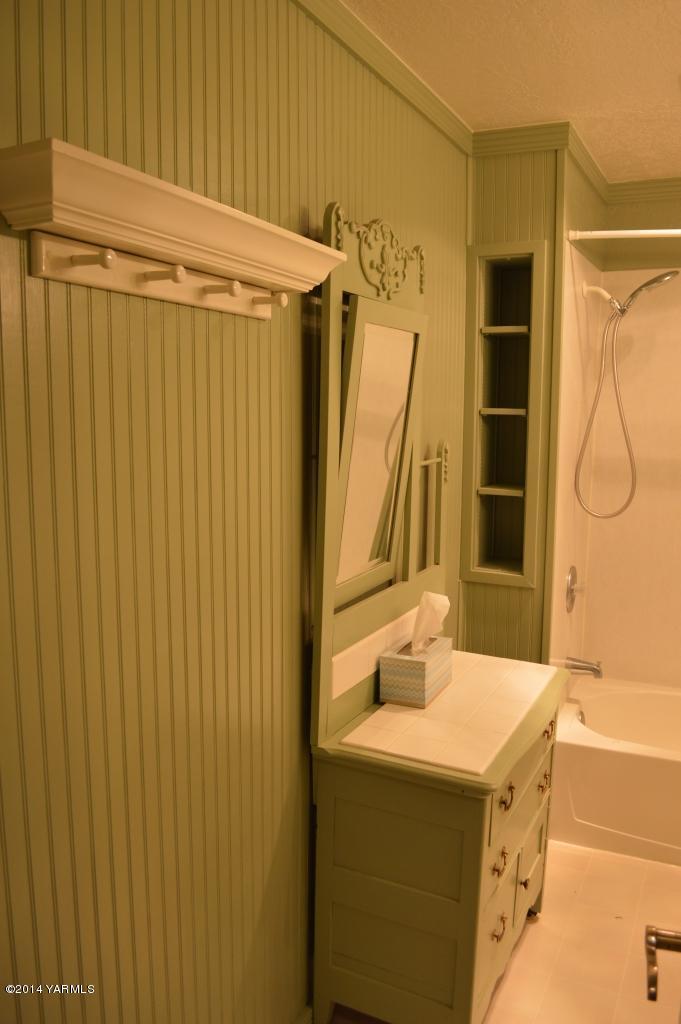 7007 Bell Road Yakima, WA 98901 - Photo 12 of 15 a bathroom with a sink and a mirror