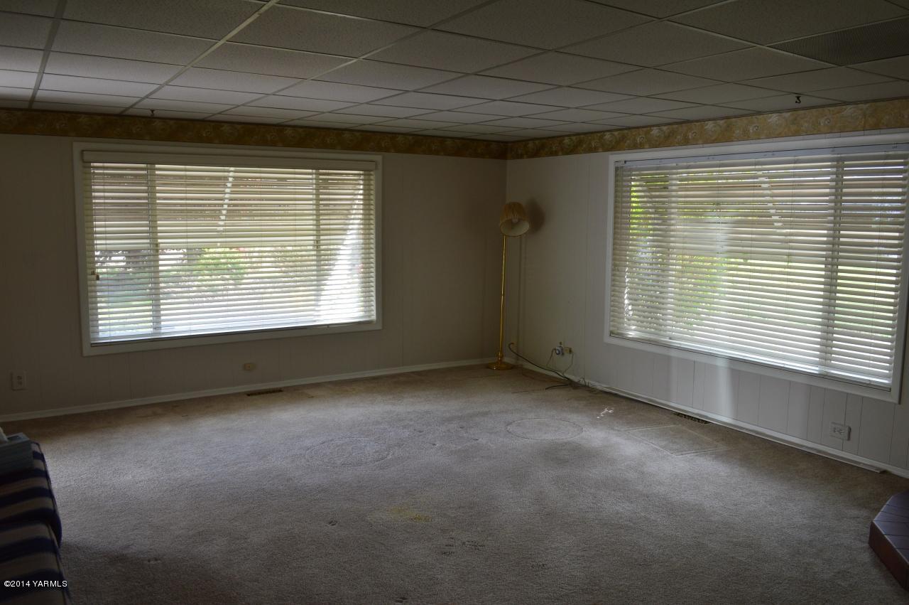 7007 Bell Road Yakima, WA 98901 - Photo 4 of 15 a view of an empty room with a window