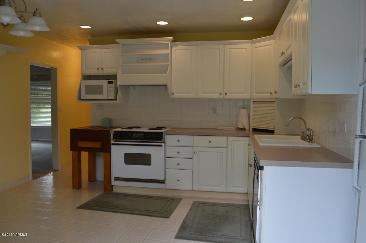 7007 Bell Road Yakima, WA 98901 - Photo 6 of 15 a kitchen with stainless steel appliances granite countertop a sink a stove and a refrigerator