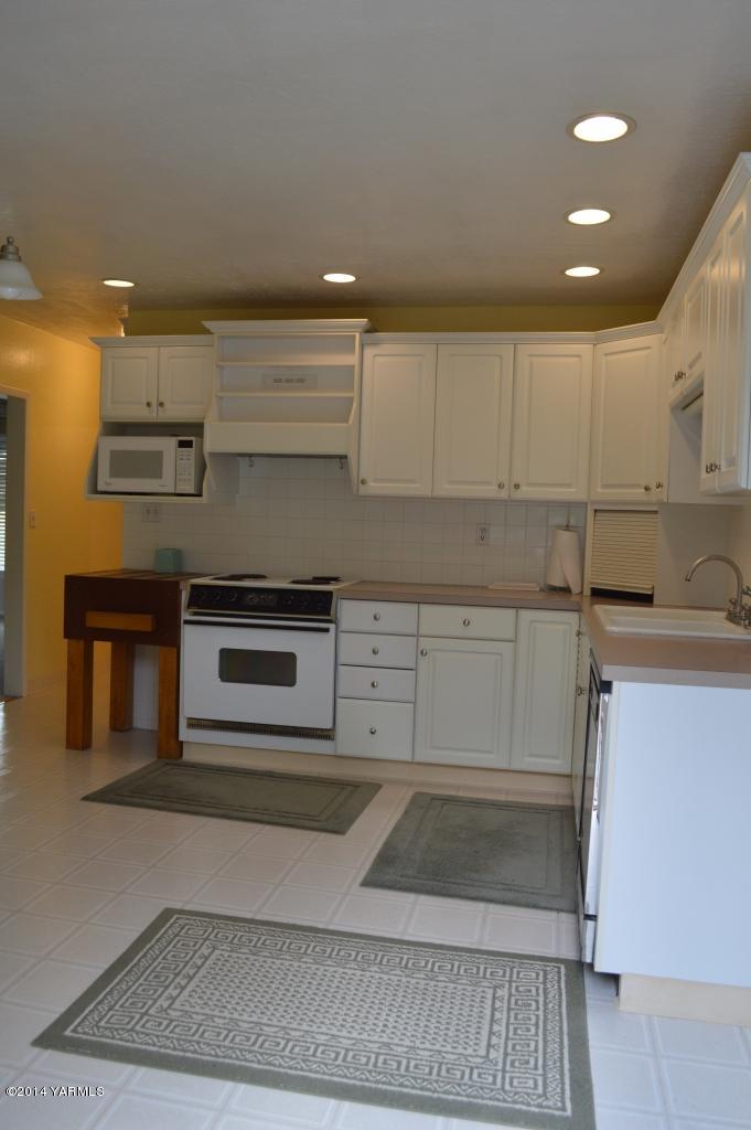7007 Bell Road Yakima, WA 98901 - Photo 7 of 15 a kitchen with a sink and cabinets