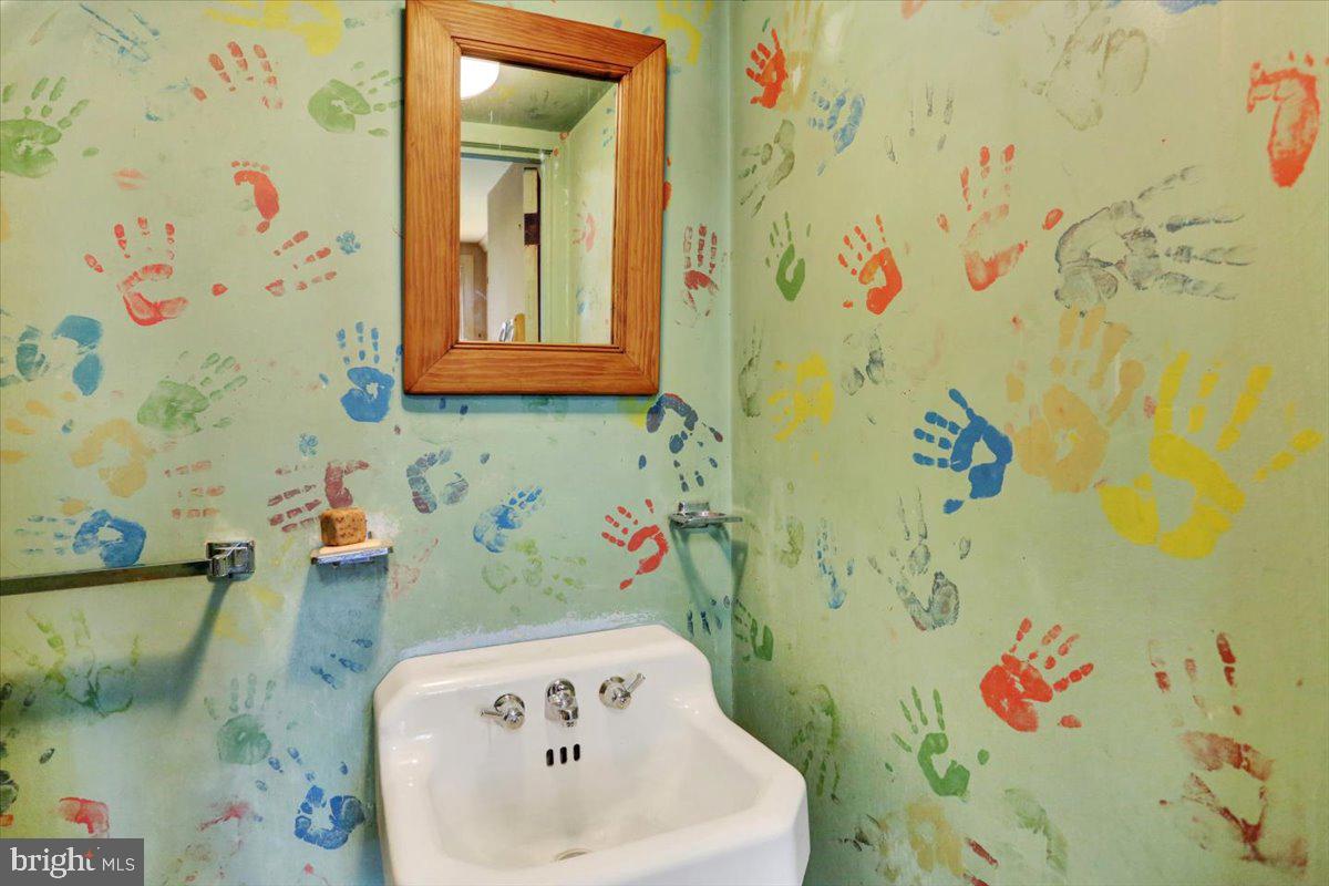 1670 Moselem Spring Road Hamburg, PA 19526 - Photo 8 of 78 a bathroom with a bathtub and a shower