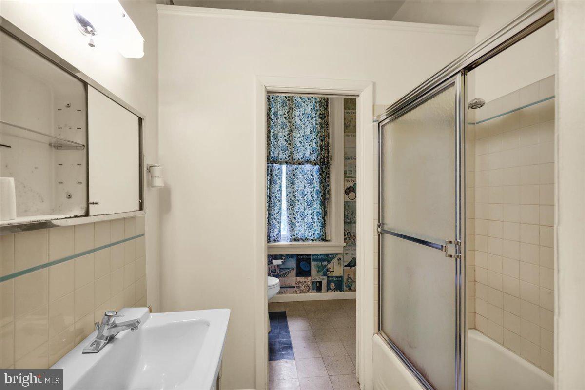 1670 Moselem Spring Road Hamburg, PA 19526 - Photo 9 of 78 a bathroom with a bathtub and a sink