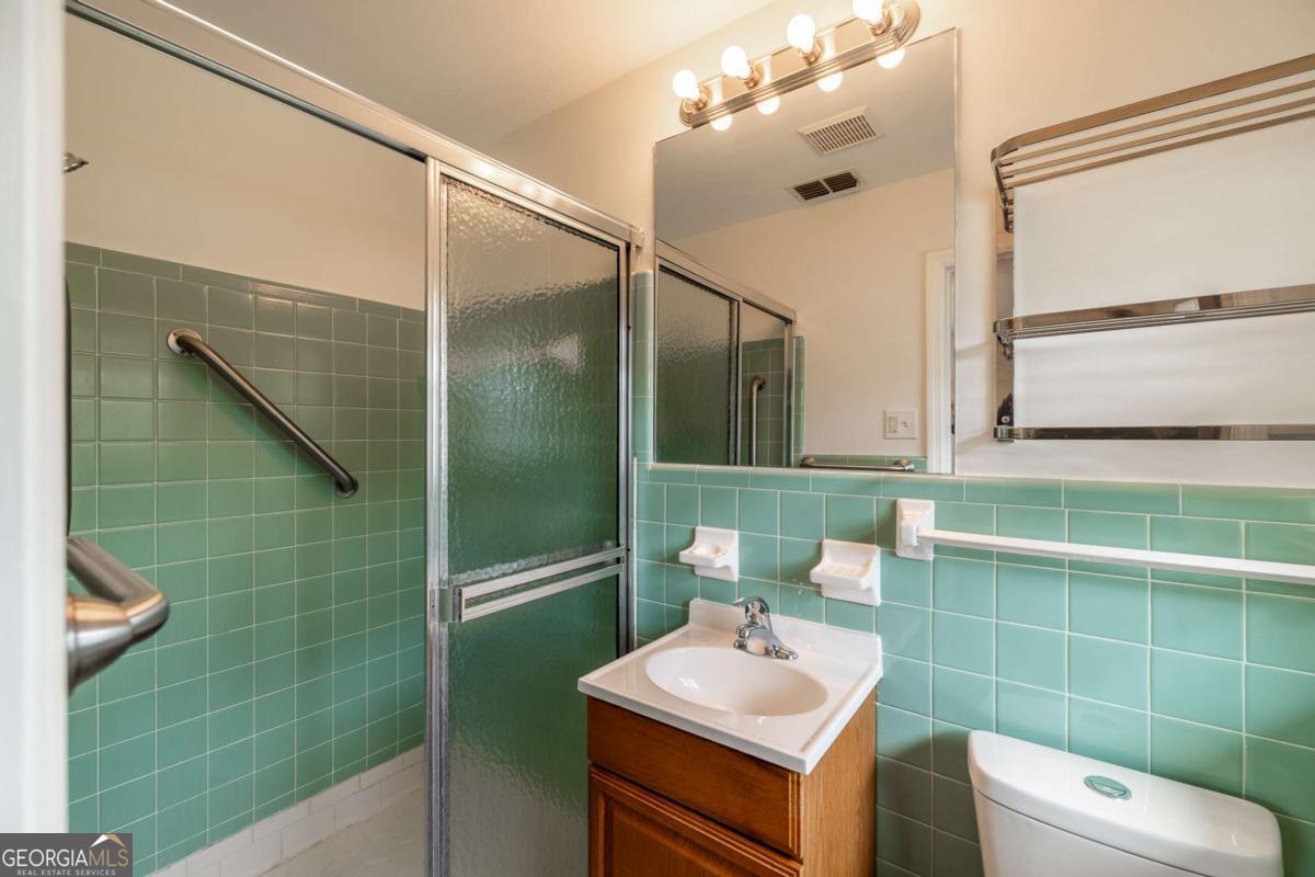389 Ashton Drive Athens, GA 30606 - Photo 43 of 72 a bathroom with a toilet sink and mirror