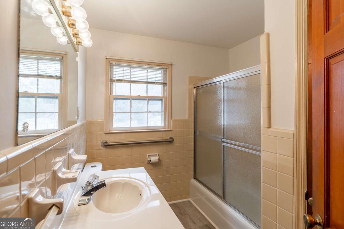 389 Ashton Drive Athens, GA 30606 - Photo 46 of 72 a bathroom with a sink toilet and shower