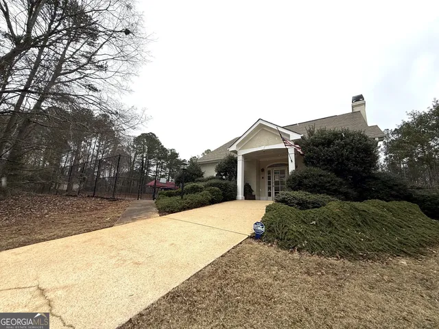 a view of backyard of house