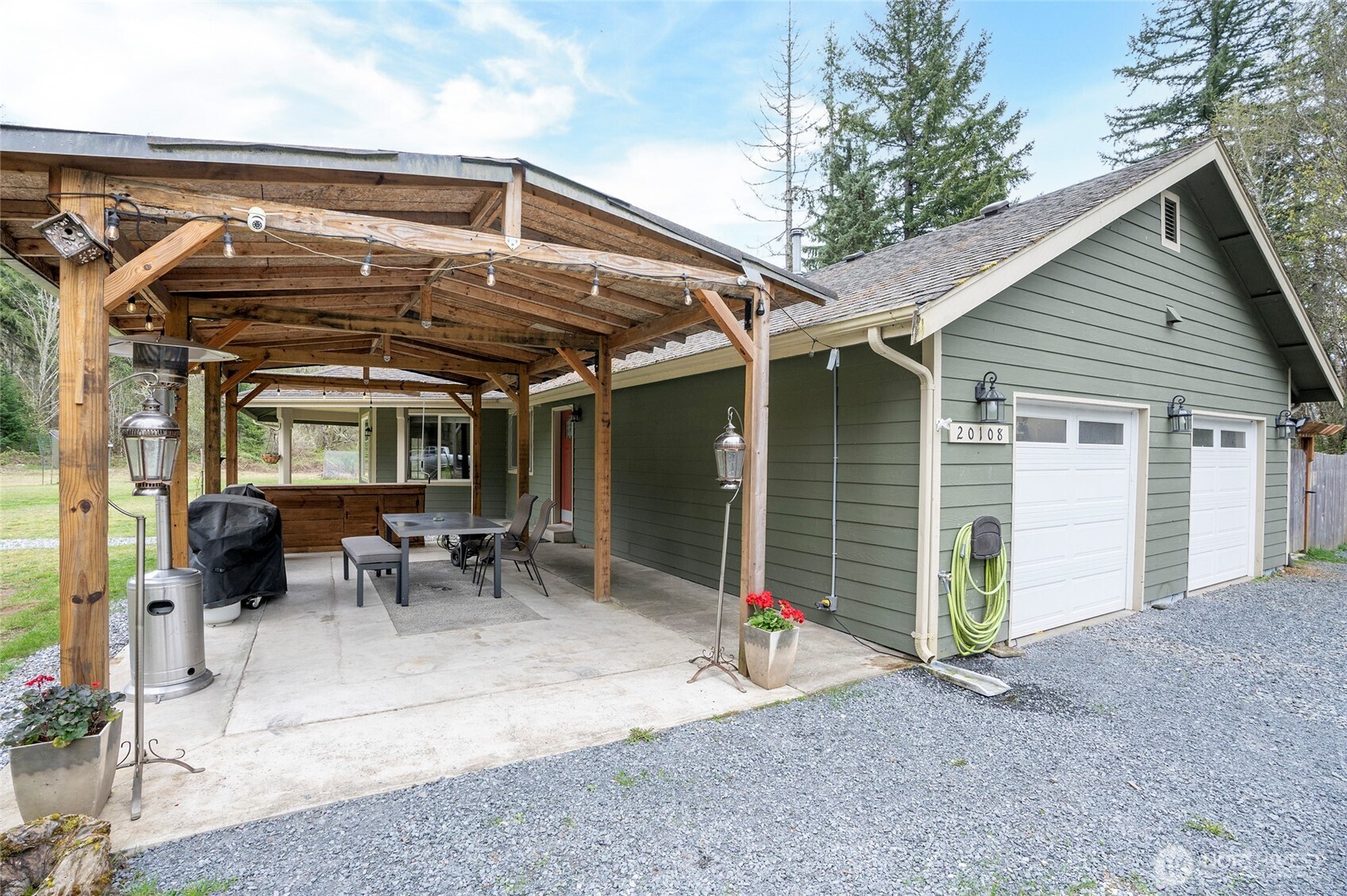 20108 Highway 706 Elbe, WA 98330 - Photo 29 of 37 a view of a chairs and table in the patio