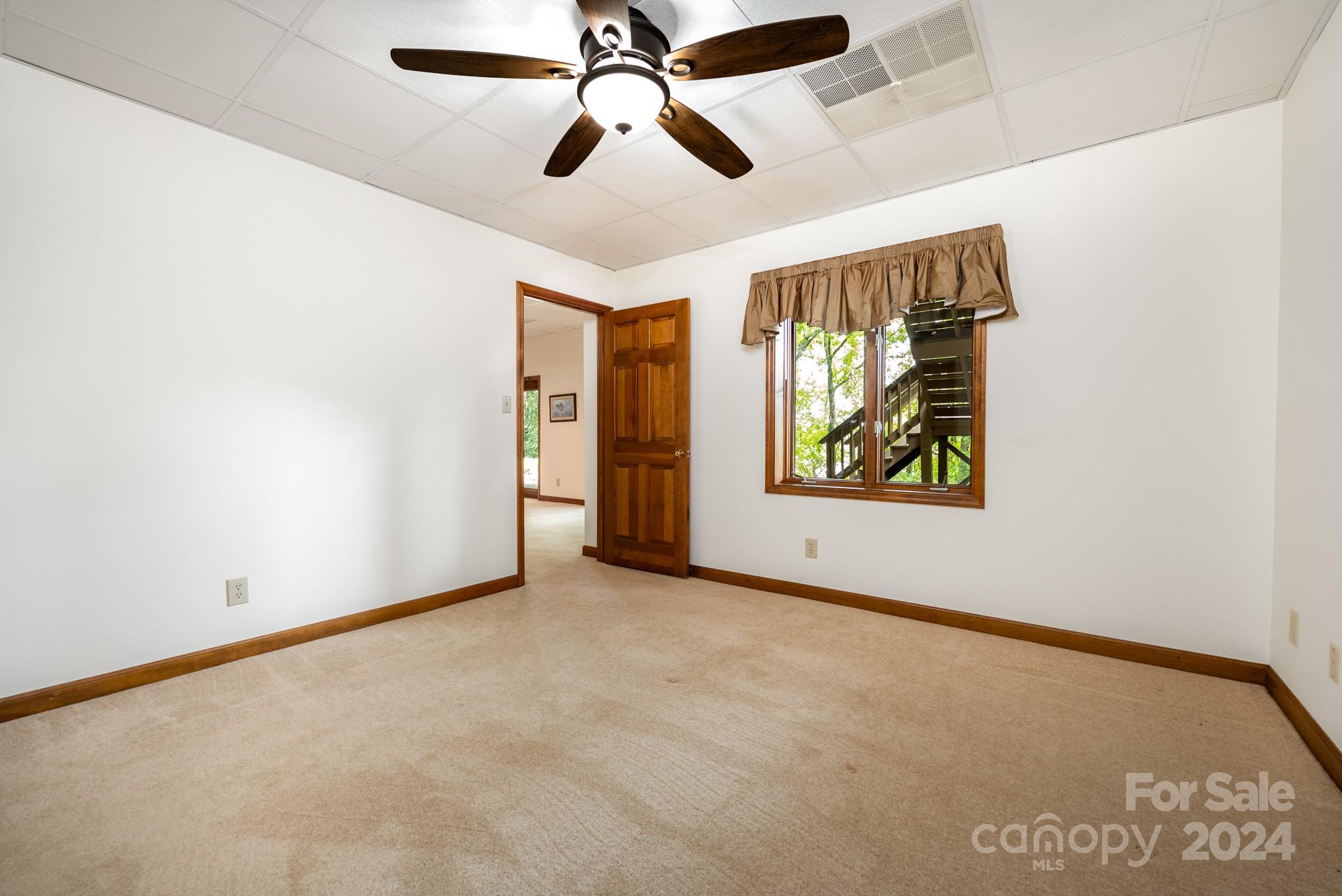712 Lakewinds Boulevard, Unit 50 Inman, SC 29349 - Photo 23 of 37 an empty room with ceiling fan and window