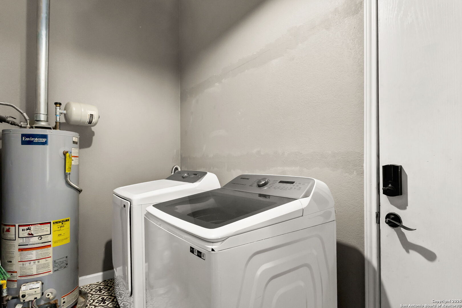 114 Avenue B Converse, TX 78109 - Photo 24 of 26 a utility room with dryer and washer