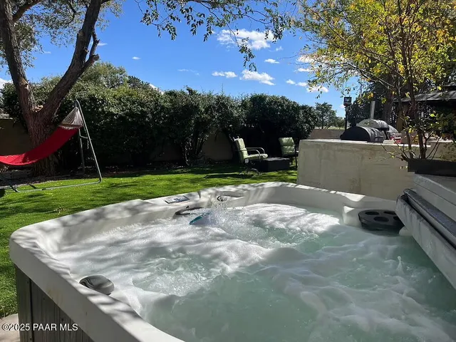 a view of a backyard