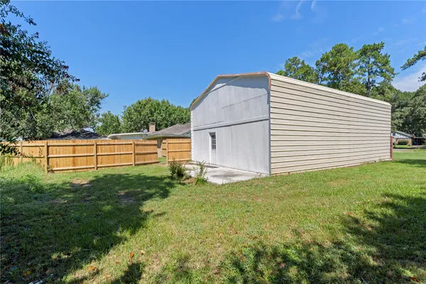 a view of a backyard