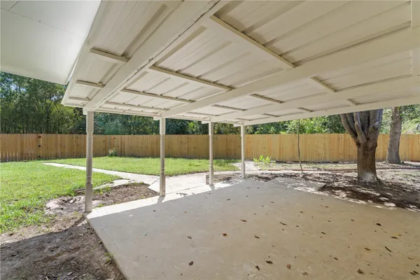 a view of a backyard