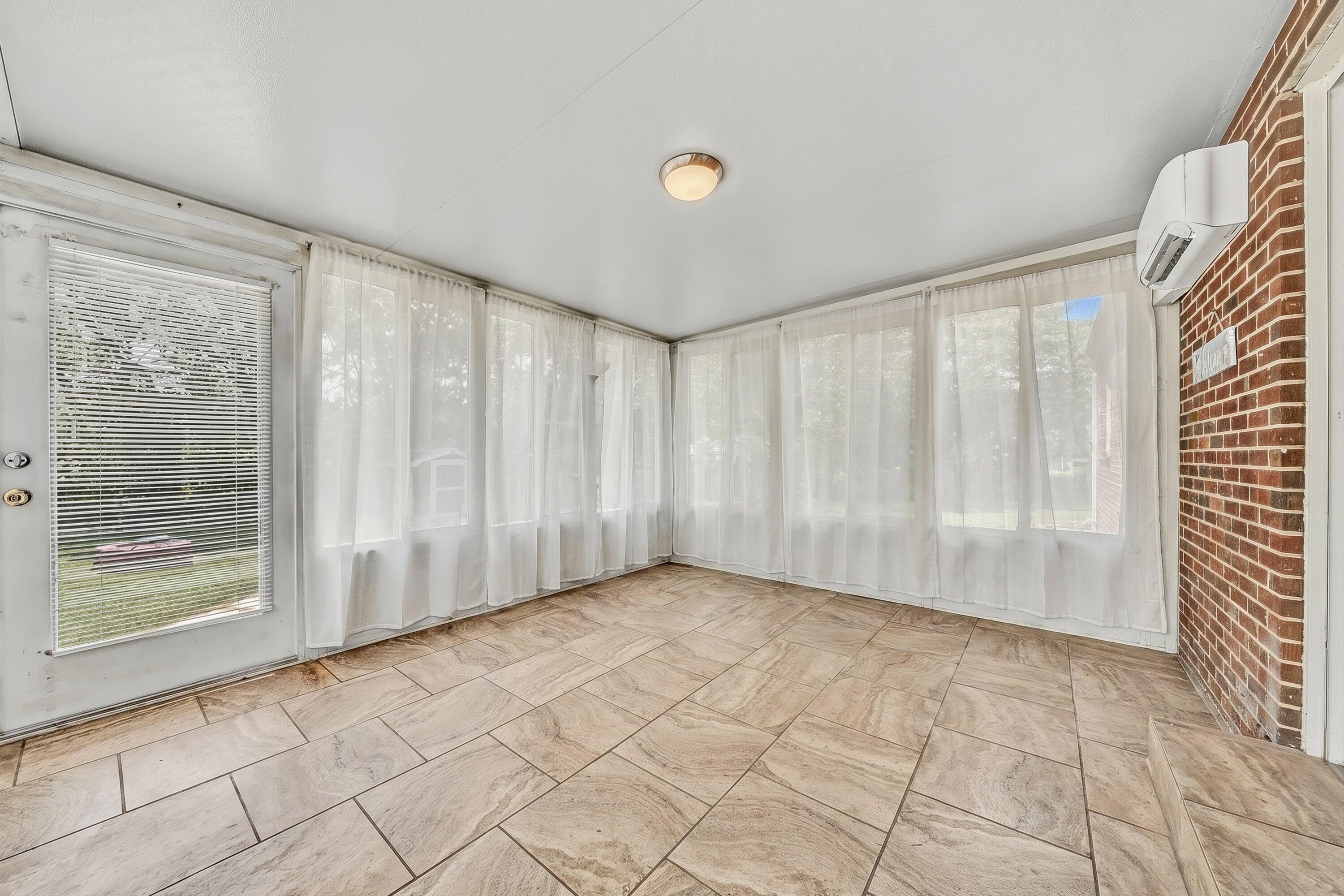 4702 Desi Road Northwest Roanoke, VA 24017 - Photo 12 of 34 11-VM-02166_declutter_8139f05c