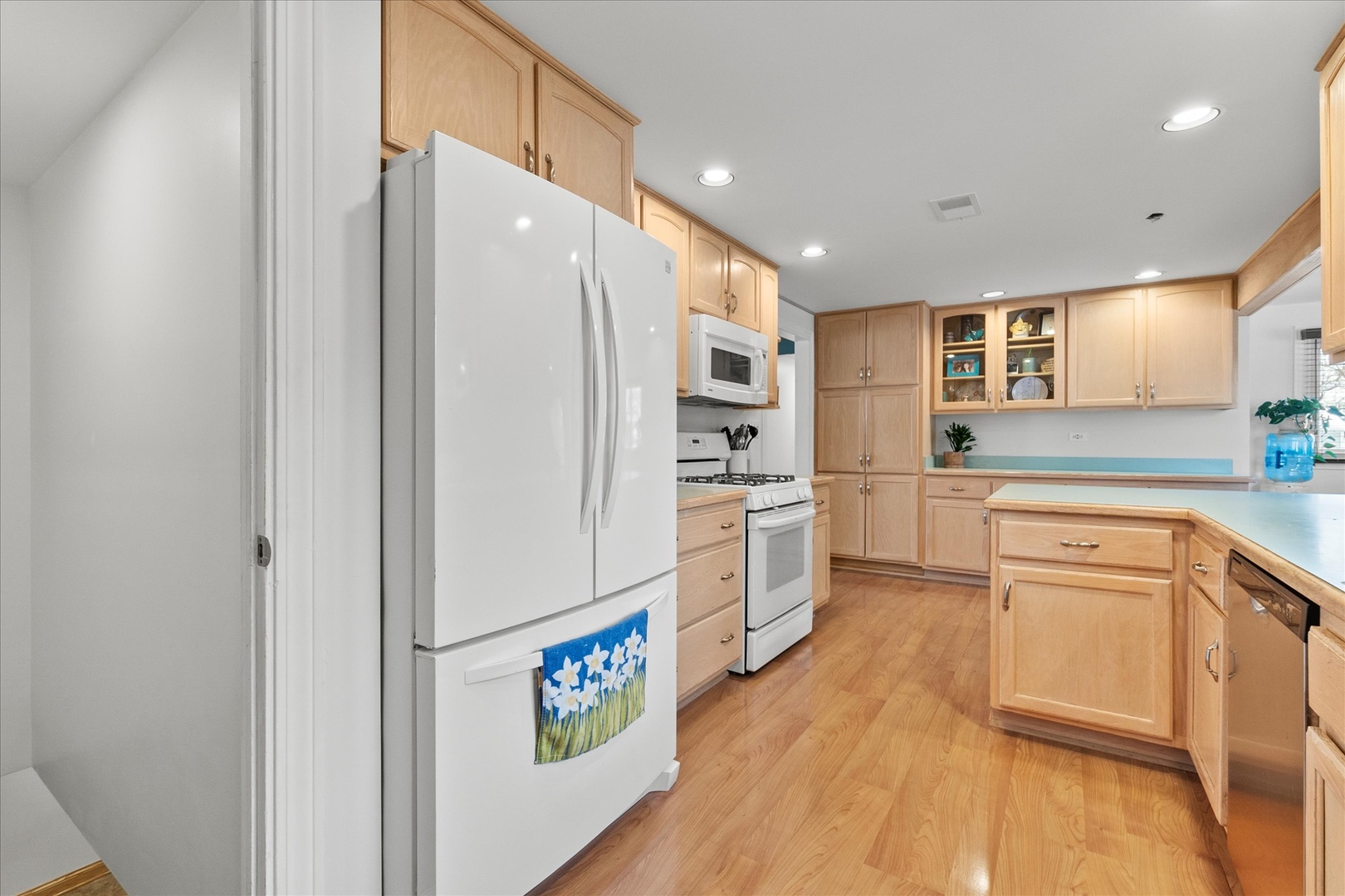 19924 Hillgate Road Mokena, IL 60448 - Photo 7 of 30 a kitchen with stainless steel appliances a refrigerator and a stove top oven