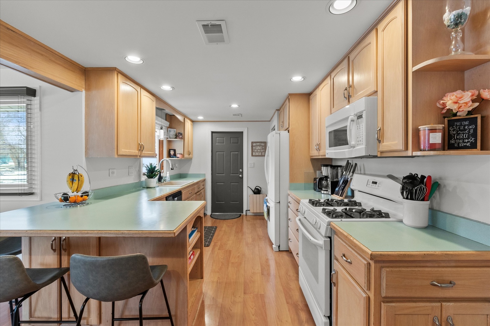19924 Hillgate Road Mokena, IL 60448 - Photo 8 of 30 a kitchen with a table and chairs in it