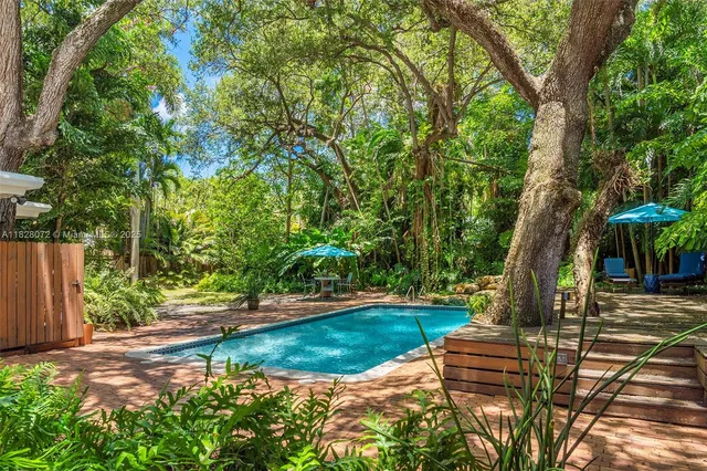 a view of yard with green space