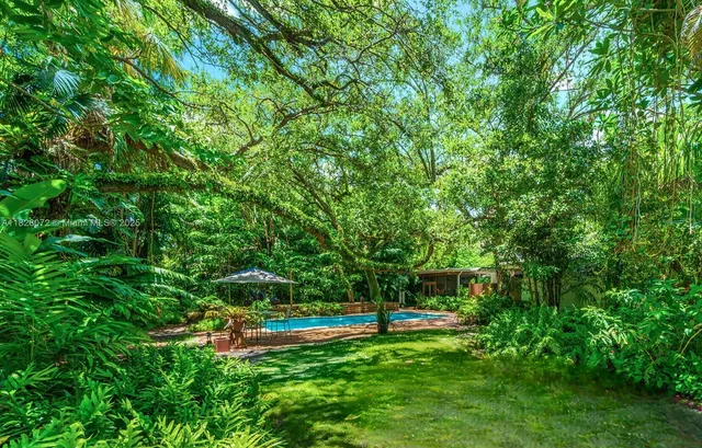 a view of a house with a back yard
