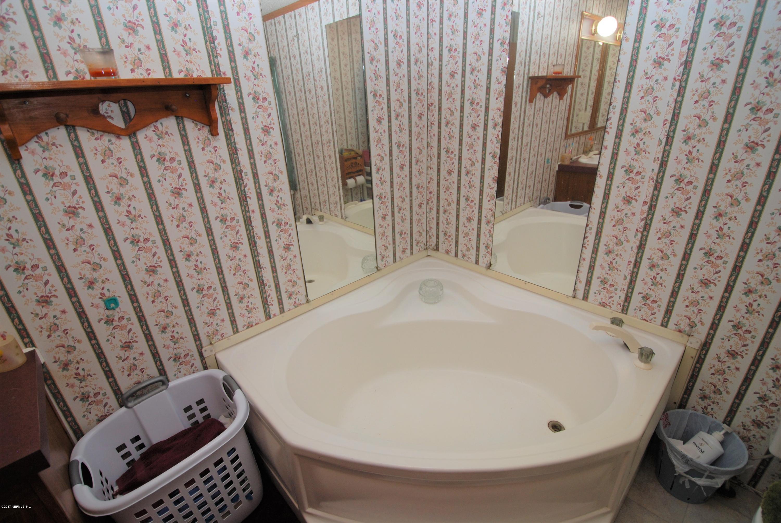 43051 Larsen Road Callahan, FL 32011 - Photo 19 of 32 Garden Tub