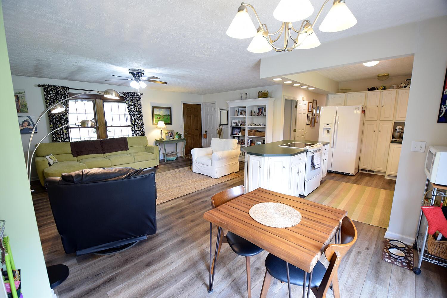 9733 Creek Road Pataskala, OH 43062 - Photo 12 of 39 12 Kitchen Eating Area