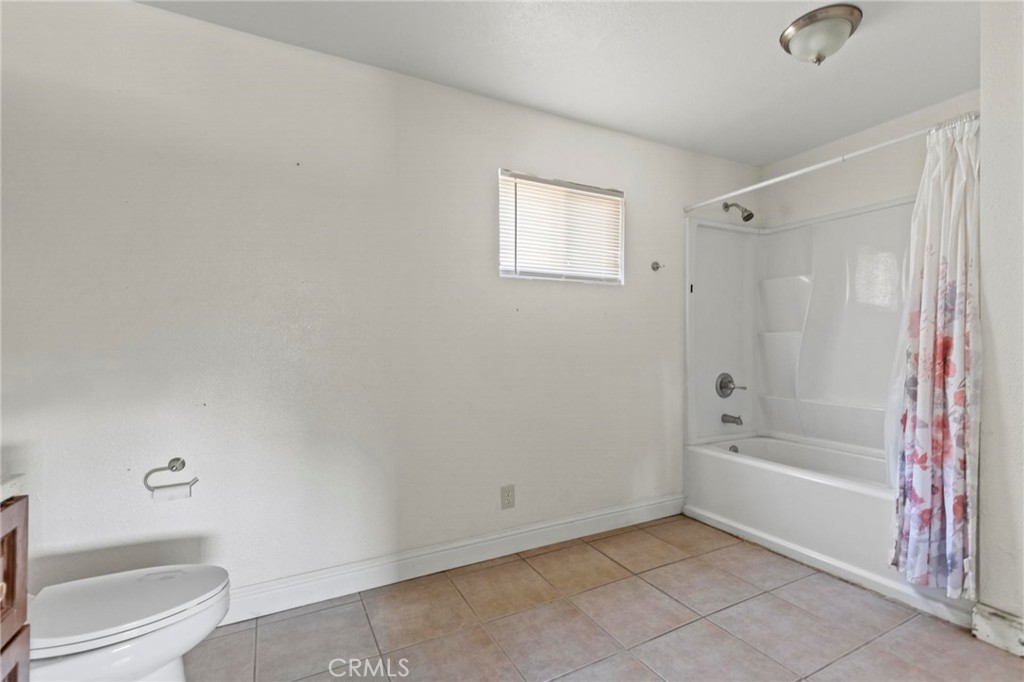 3305 Grubbs Road Oroville, CA 95966 - Photo 24 of 43 a bathroom with a bathtub and a toilet