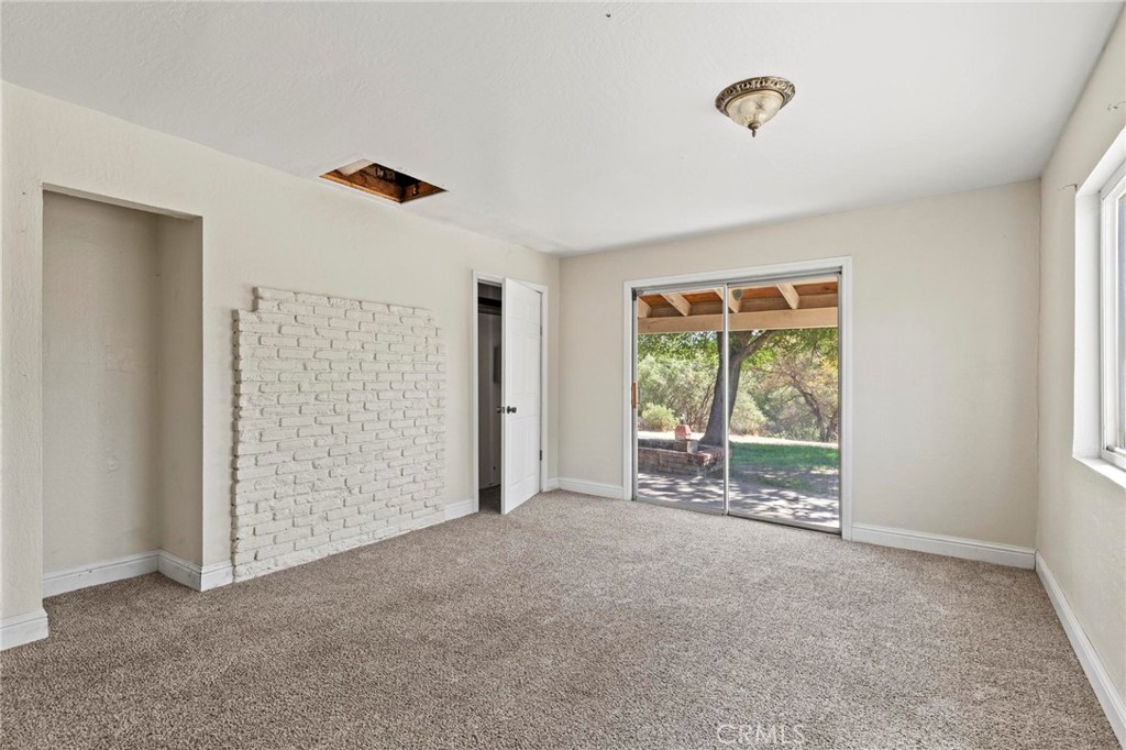 3305 Grubbs Road Oroville, CA 95966 - Photo 25 of 43 an empty room with windows and closet