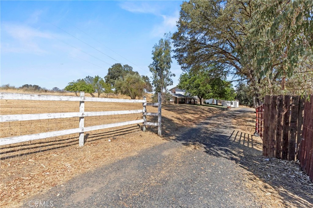 3305 Grubbs Road Oroville, CA 95966 - Photo 32 of 43 a view of a yard with wooden fence