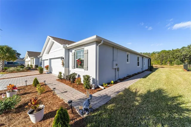 a view of a house with backyard