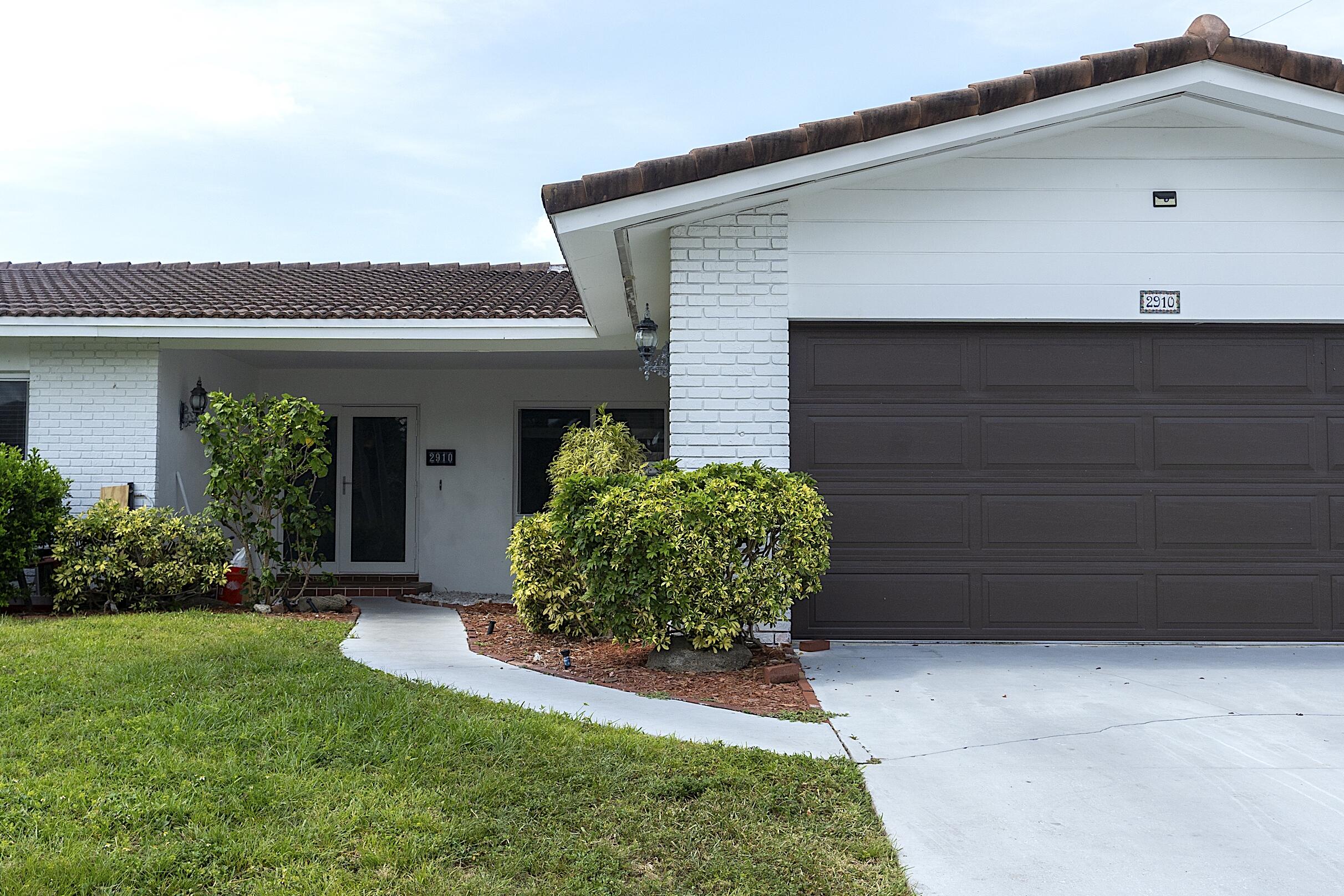 2910 Northeast 40th Court Lighthouse Point, FL 33064 - Photo 6 of 49 2910 NE 40th Ct - - 005