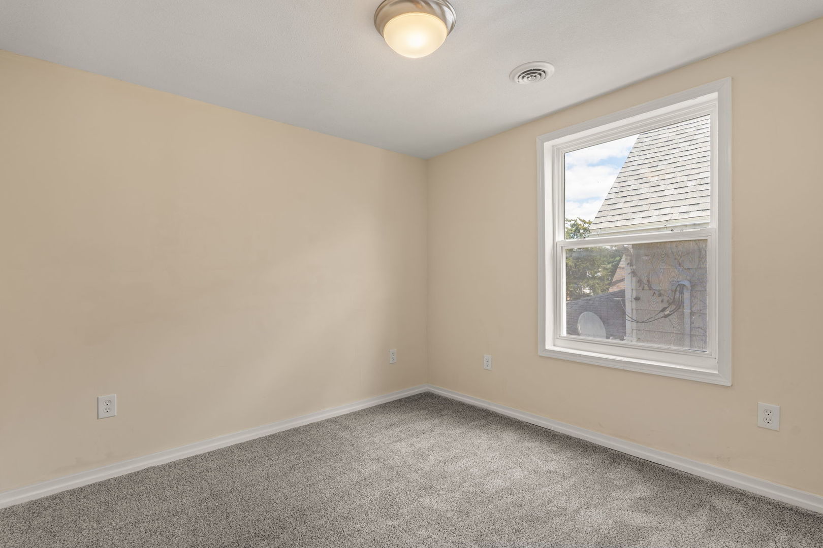 548 7th Avenue South Clinton, IA 52732 - Photo 17 of 23 an empty room with a window