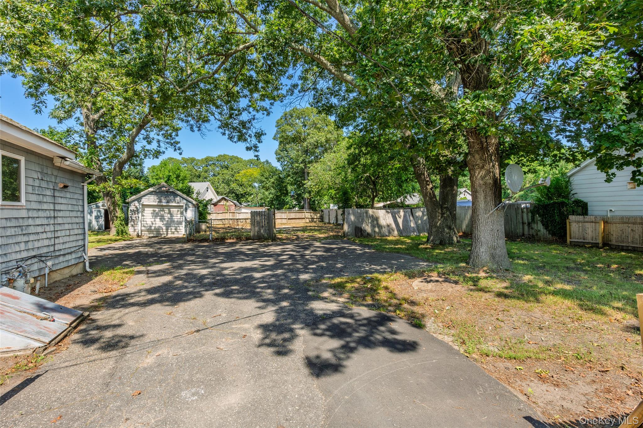 426 Riverleigh Avenue Riverside, NY 11901 - Photo 11 of 43
