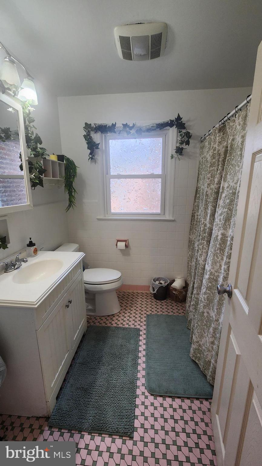 211 University Boulevard Glassboro, NJ 08028 - Photo 18 of 22 a bathroom with a sink a toilet and shower