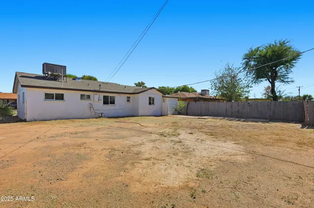 a view of a backyard