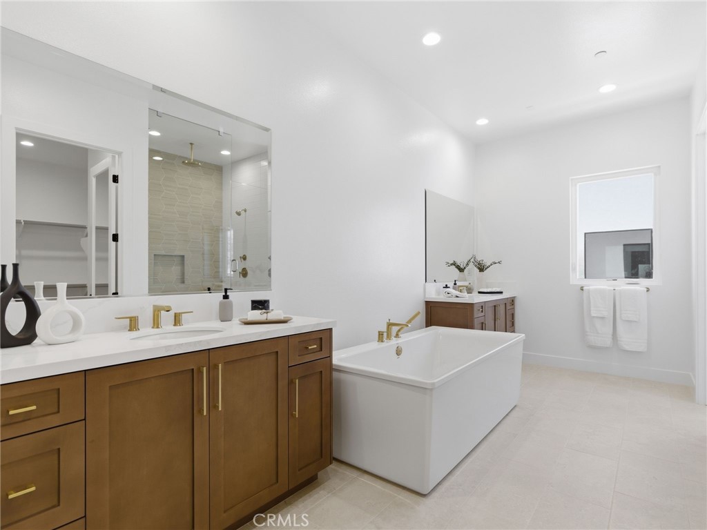 11850 Red Hawk Lane Porter Ranch, CA 91326 - Photo 35 of 51 Primary Bathroom: Fernwood Italianate - The Ridge Collection at Bella Vista - Homesite 68