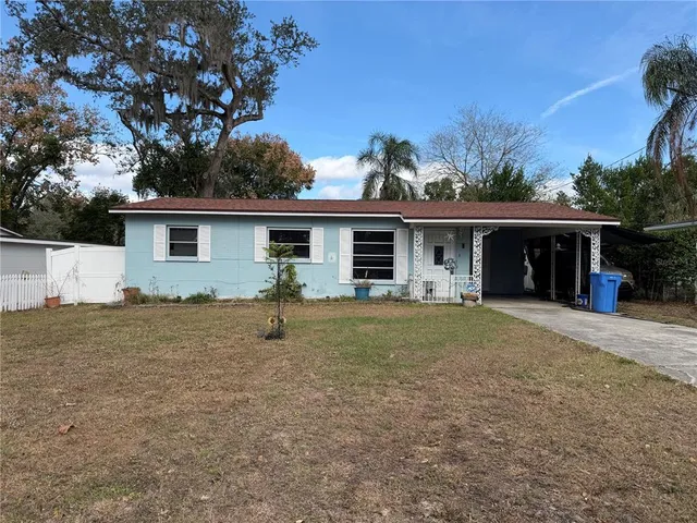 a view of a house with a backyard
