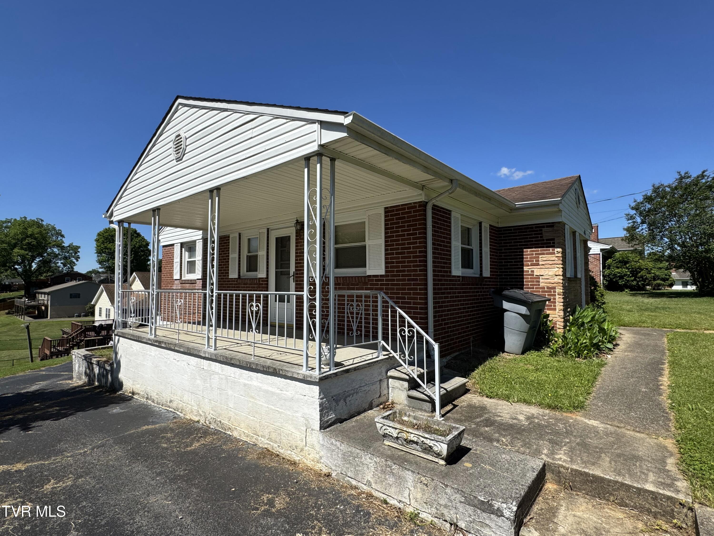 116 West Cedar Street Bristol, TN 37620 - Photo 4 of 24 IMG_1799