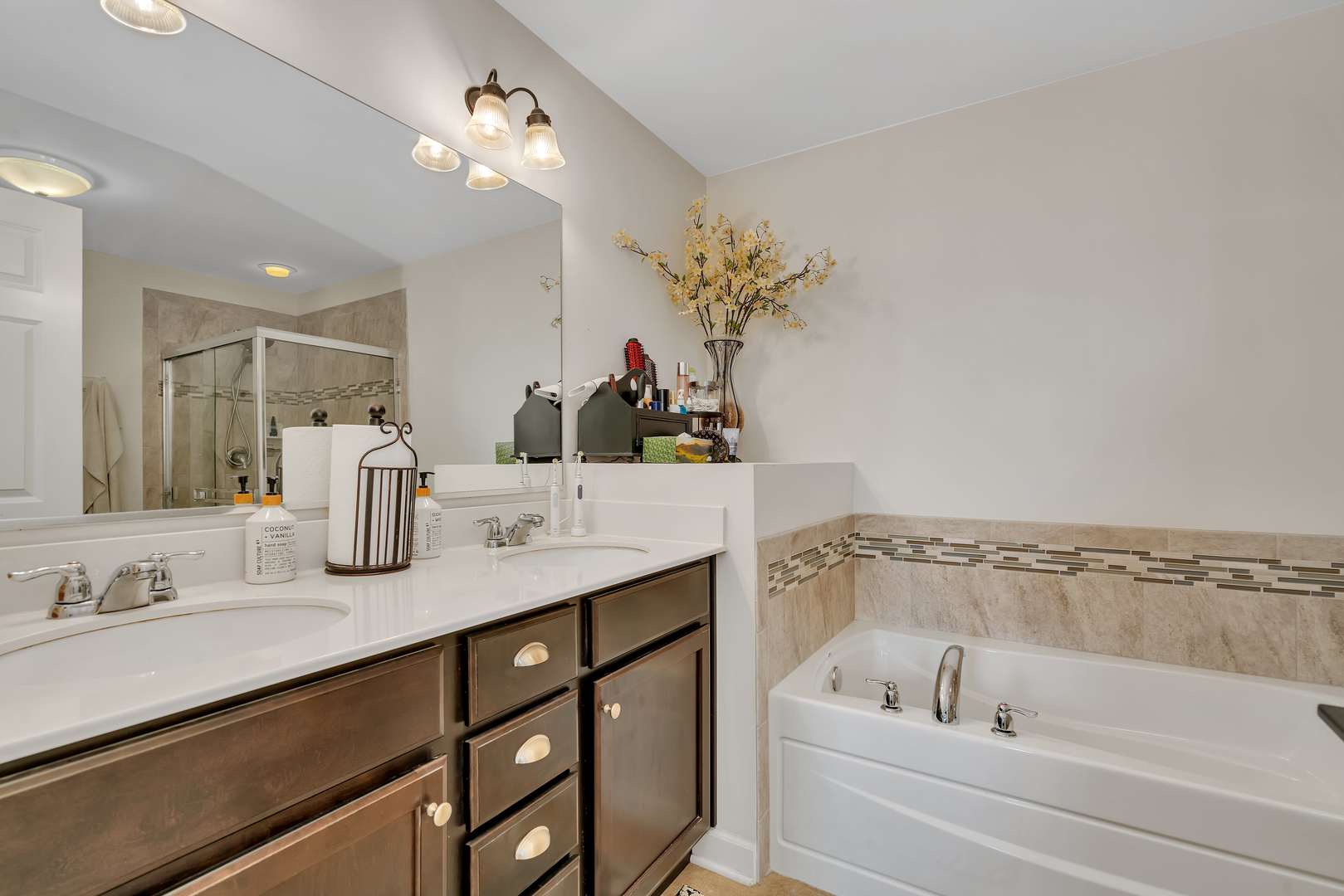 333 Bennett Drive Carol Stream, IL 60188 - Photo 18 of 22 a bathroom with a tub sink and mirror