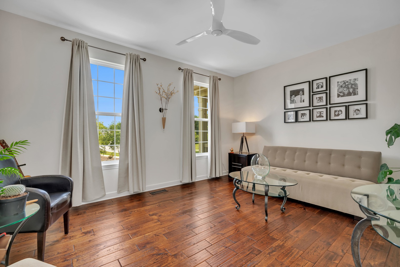 333 Bennett Drive Carol Stream, IL 60188 - Photo 5 of 22 a living room with furniture and wooden floor