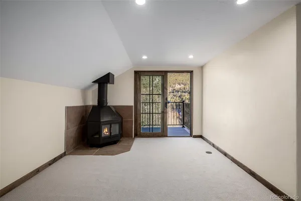 a view of an empty room with kitchen