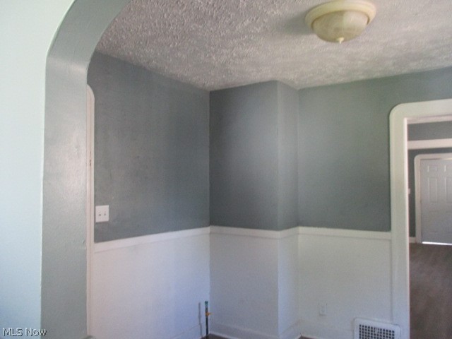 1043 Oxford Road Cleveland, OH 44121 - Photo 3 of 12 Gallery Image 3