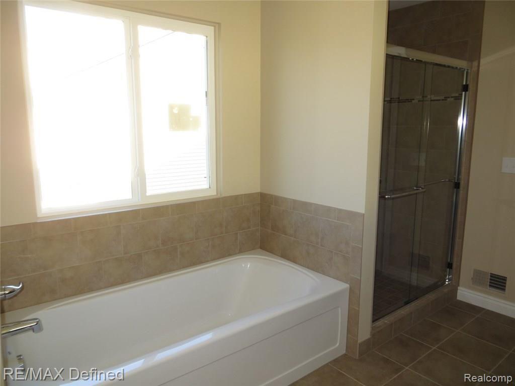 2805 Simpson Drive Rochester, MI 48309 - Photo 8 of 14 Master Bathroom