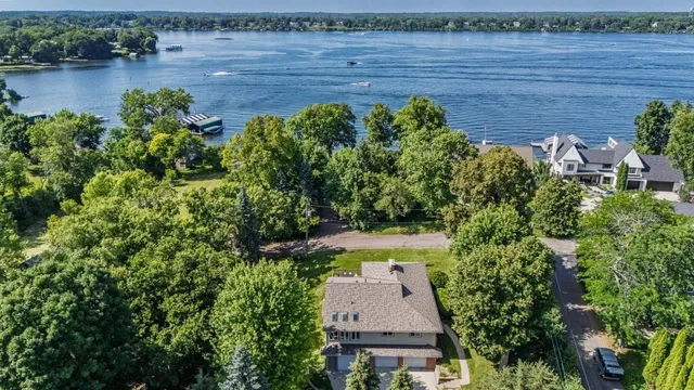 $1,179,000 | 30 Interlachen Lane, Tonka Bay, MN 55331