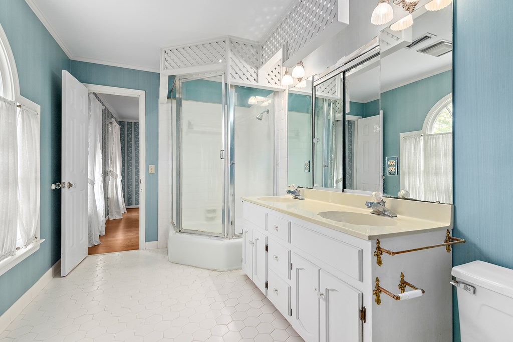 1206 Amherst Drive Dothan, AL 36305 - Photo 21 of 34 Jack n Jill Bathroom