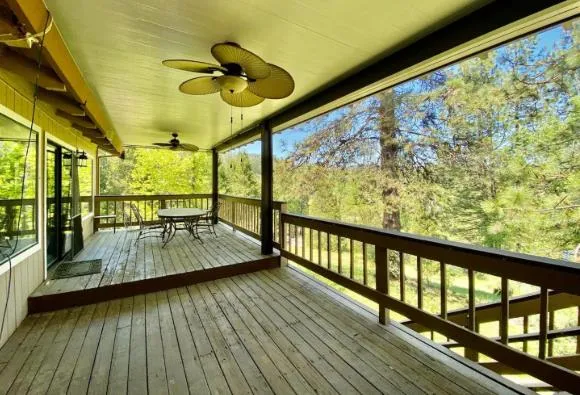 a view of a back yard