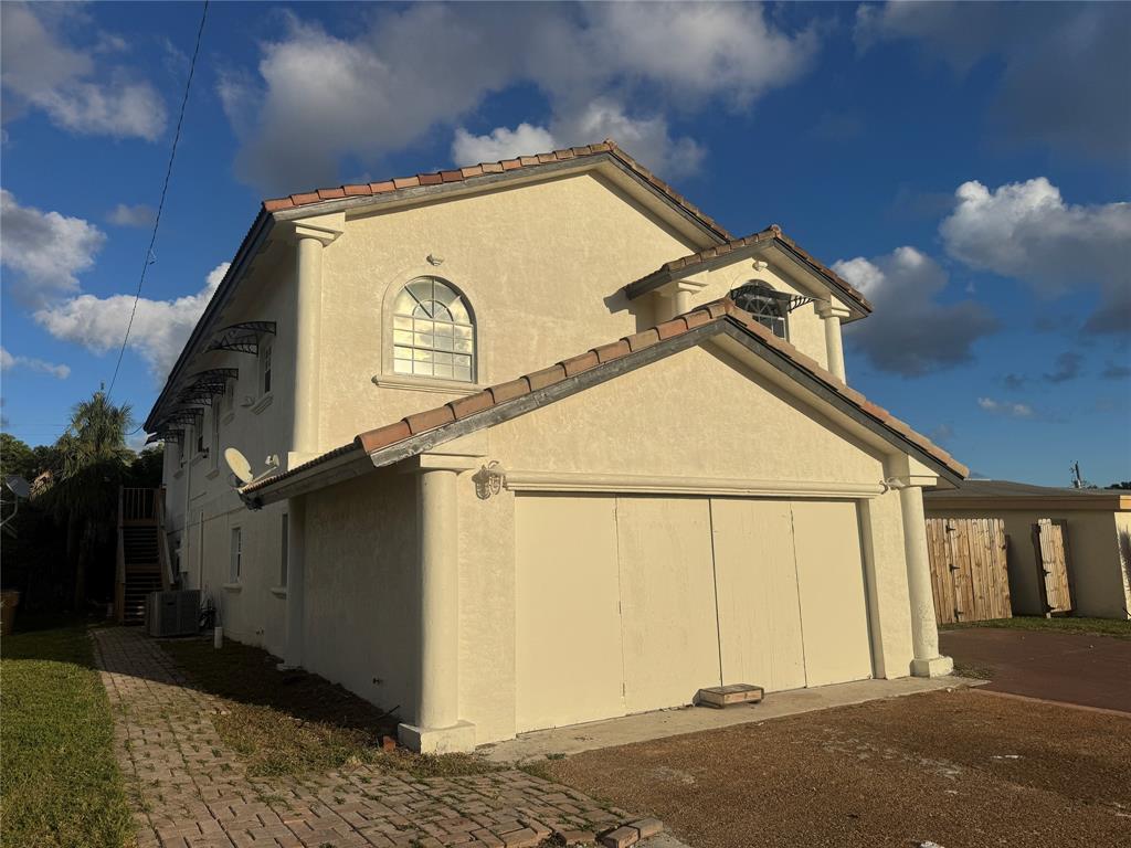 472 Northwest 2nd Terrace, Unit B Deerfield Beach, FL 33441 - Photo 4 of 5 a view of a garage