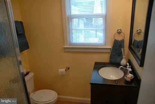 318 Cabin Road Southeast Vienna, VA 22180 - Photo 21 of 27 Bath