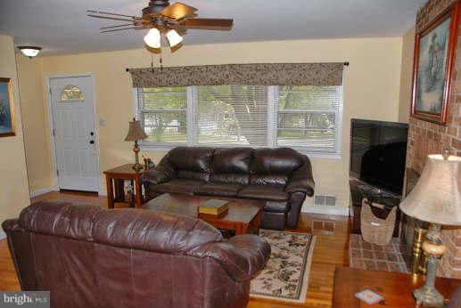 318 Cabin Road Southeast Vienna, VA 22180 - Photo 4 of 27 Living Room